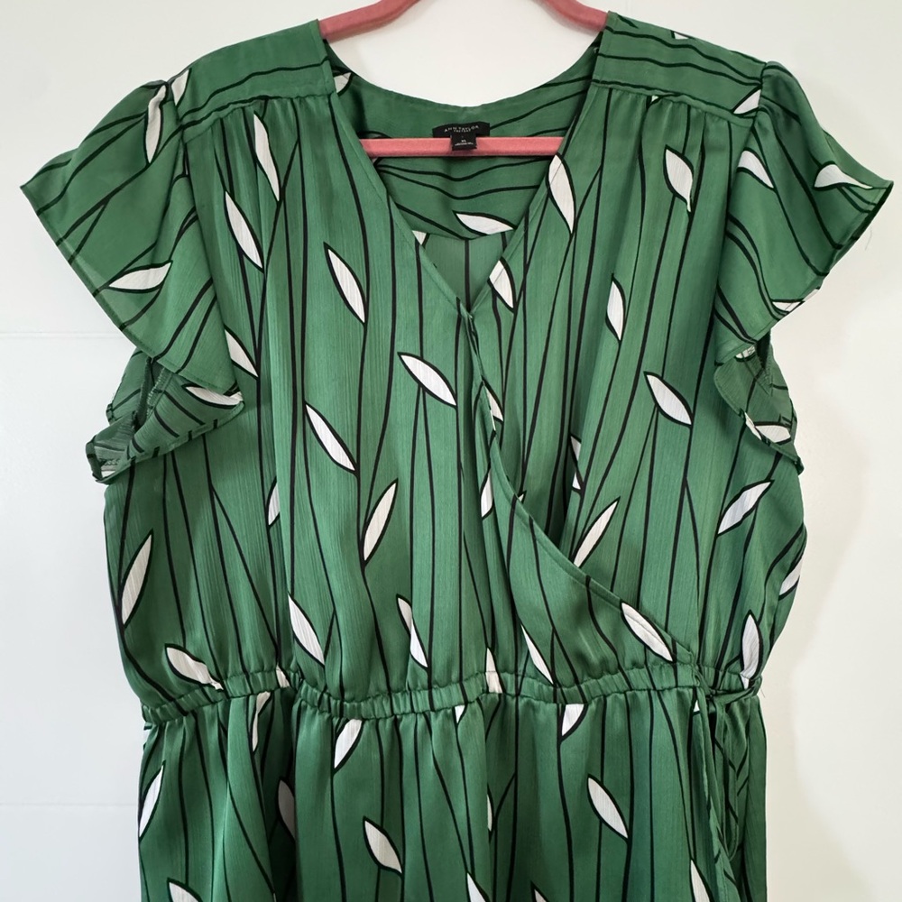 Ann Taylor Factory Green Wrap Blouse | XL | Flutter Sleeve Printed Top